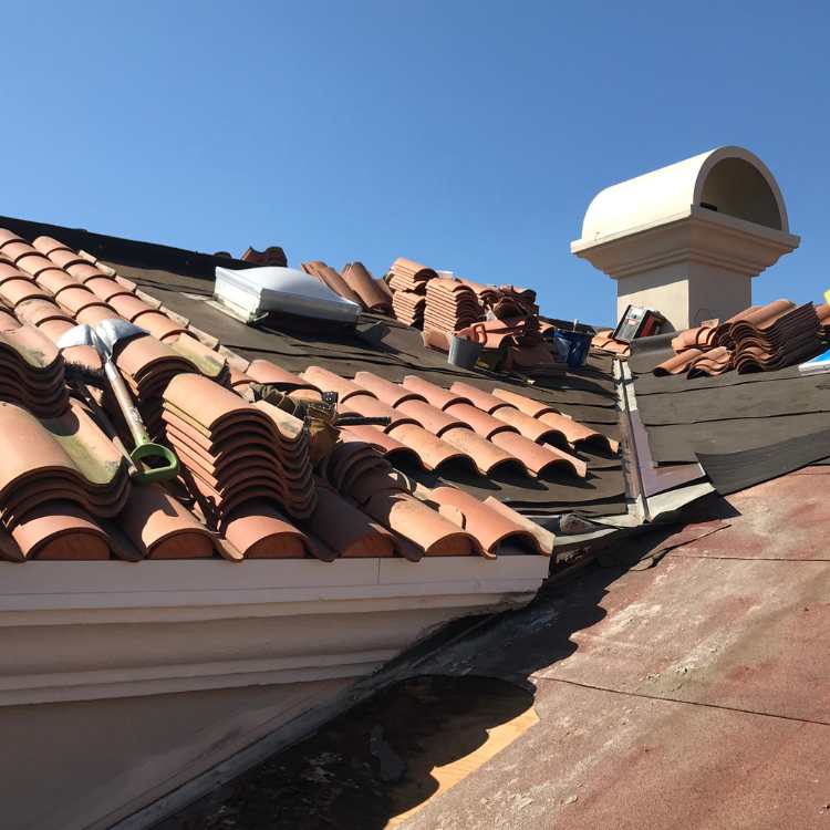 Travaux de réparation sur une toiture en tuiles à Toulouse