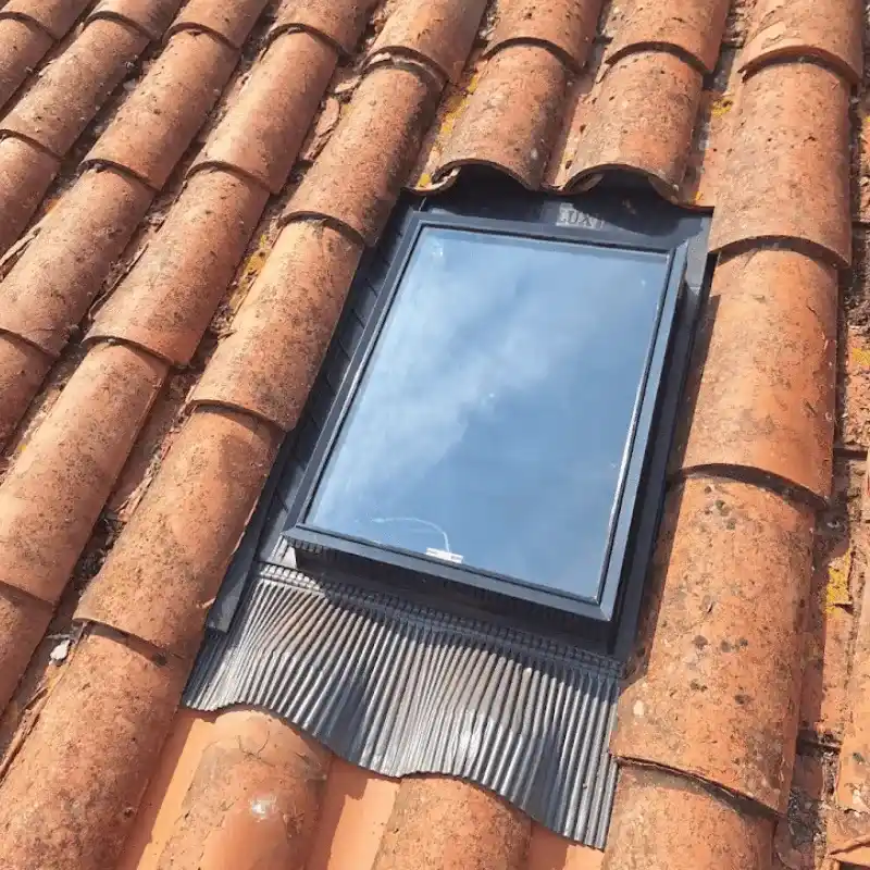 Pose de fenêtre à toulouse sur un toit