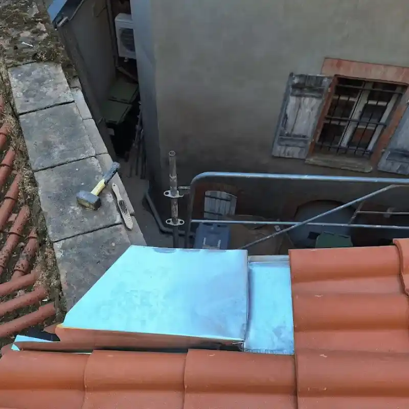 Travaux de zinguerie sur un toit toulousain