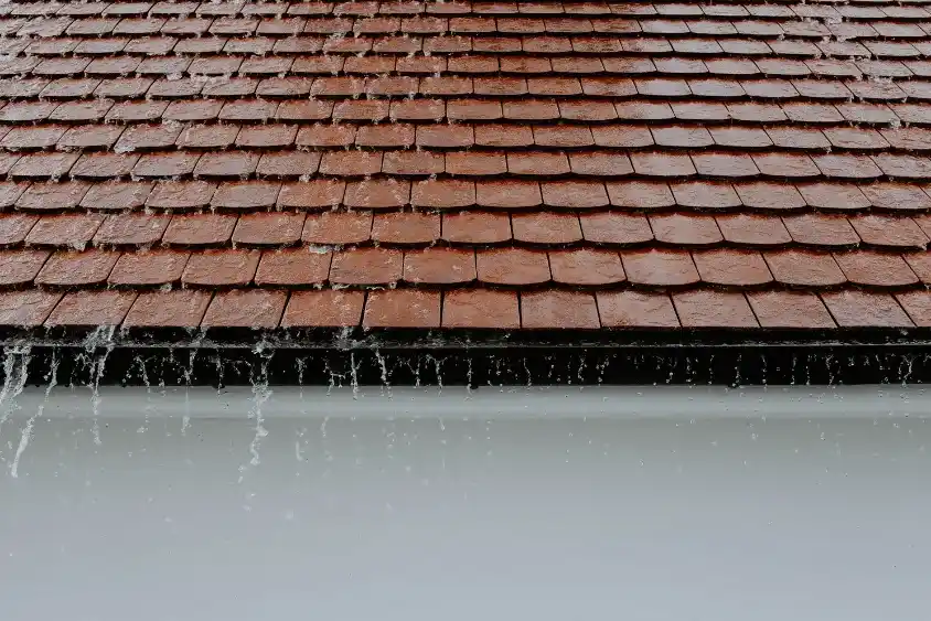 réparation de fuite d'eau sous le toit